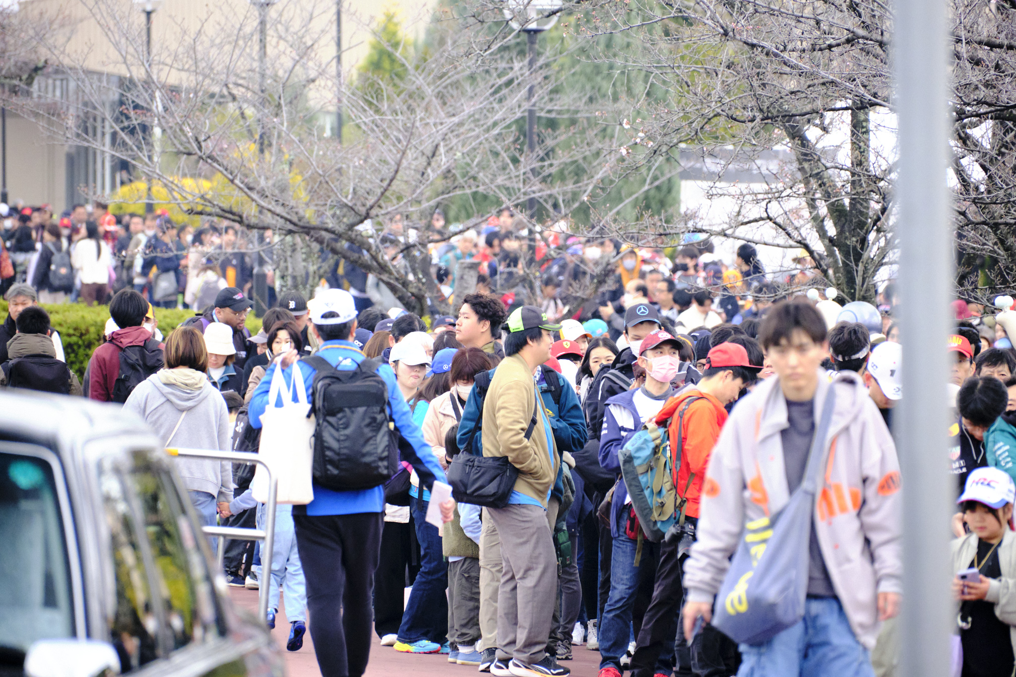 Очередь в четверг примерно за час до открытия главного входа