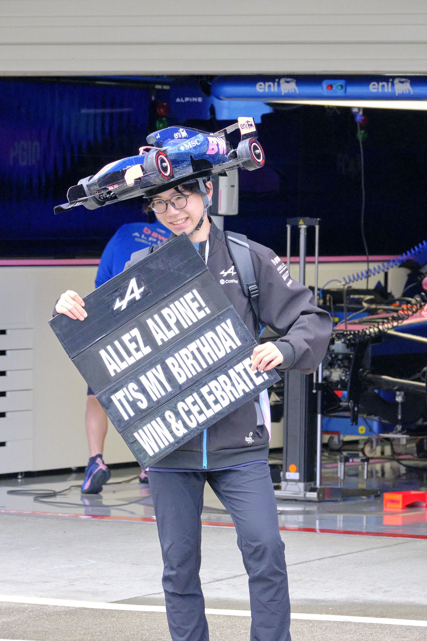 Отличный способ получить приглашение в паддок любимой команды