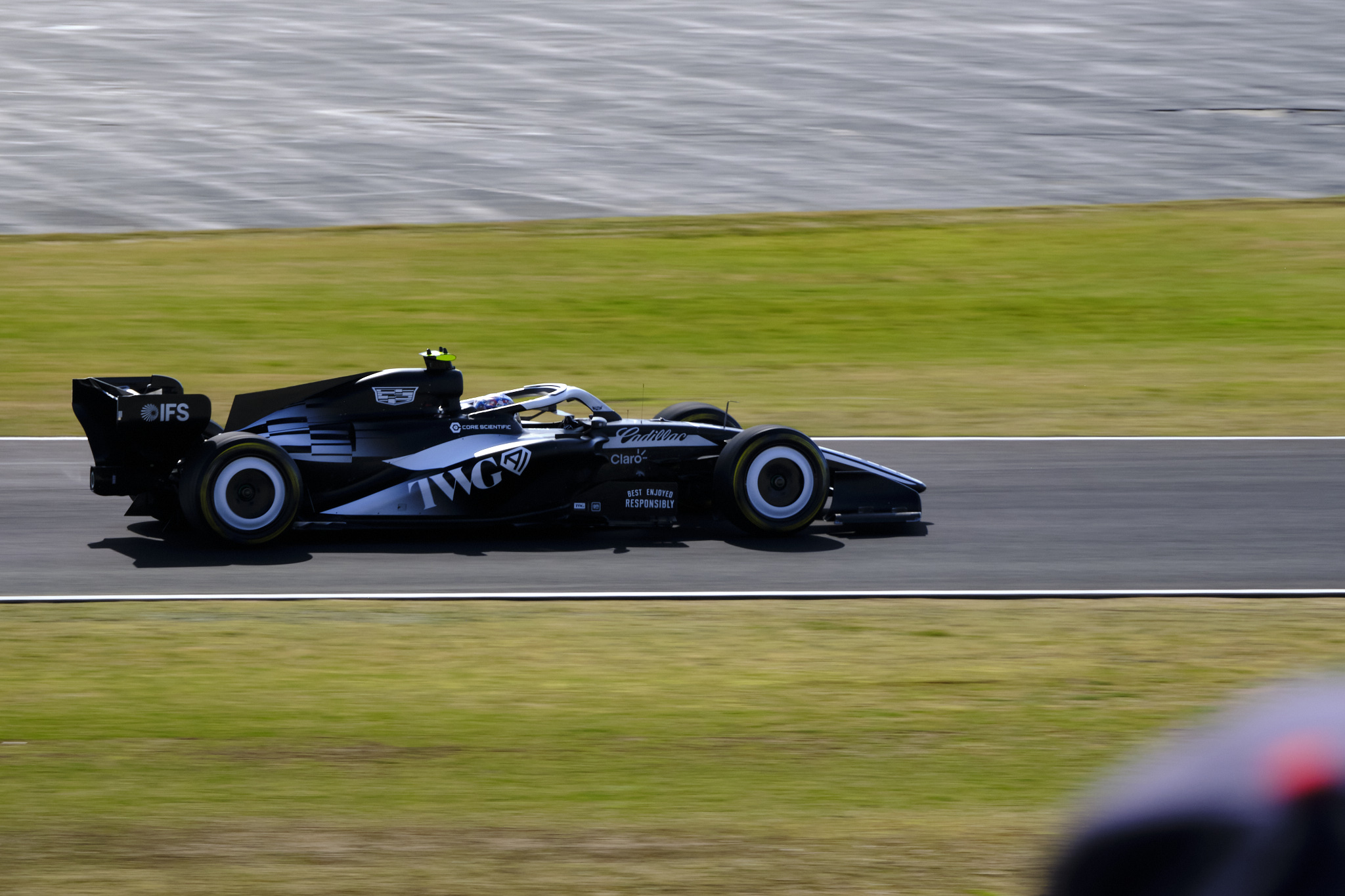 Снимать на въезде в spoon curve исключительно сложно из-за безумных скростей, с которыми пилоты входят в нее