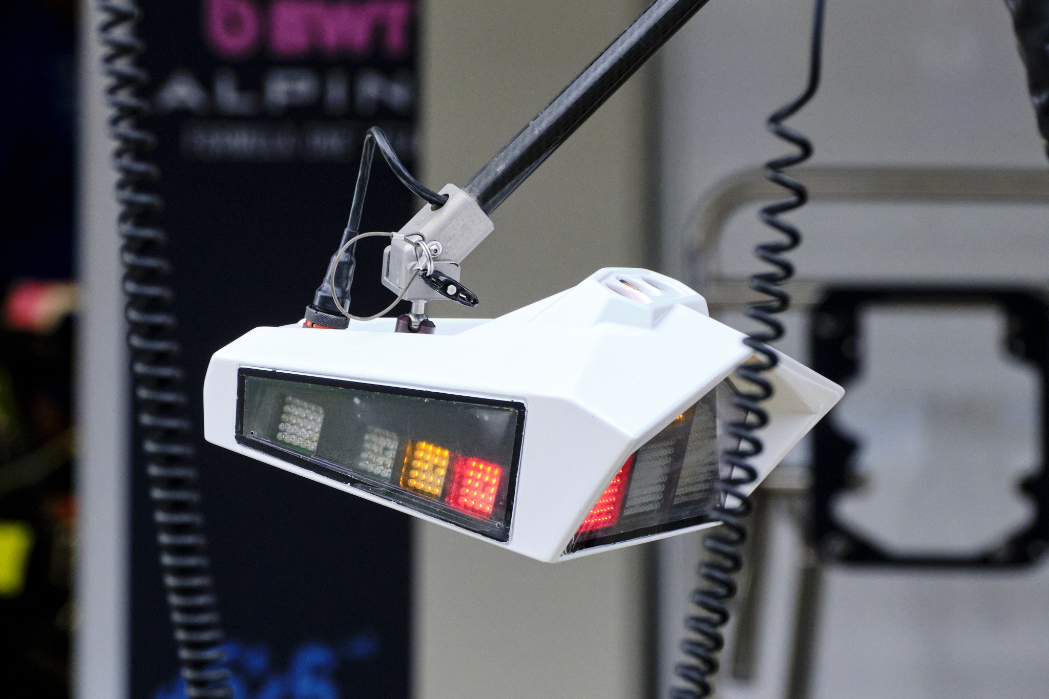 Светофор, которым команда сигнализирует пилоту, что можно покидать пит