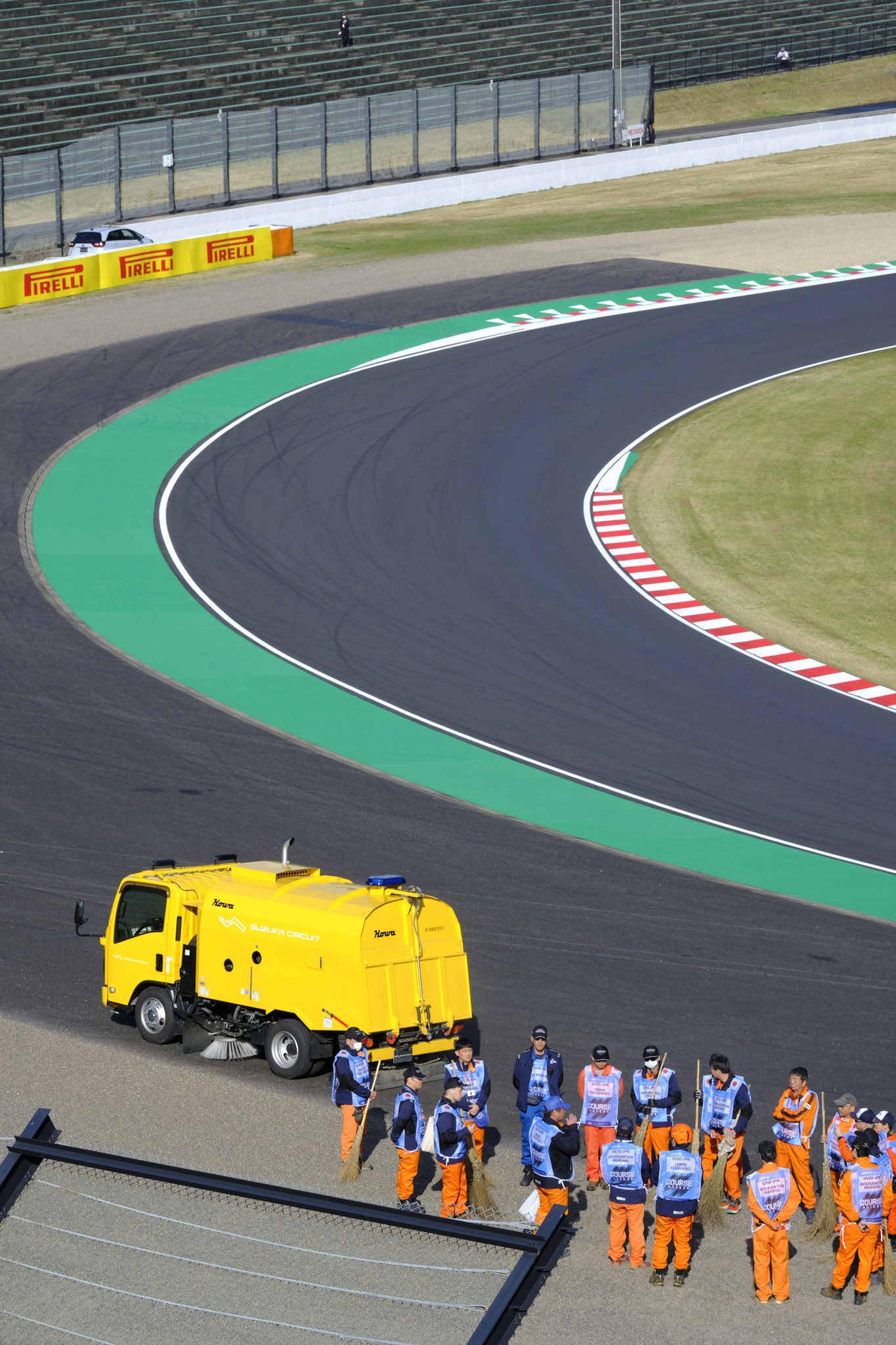 Перед началом заезда трассу пылесосят и подметают